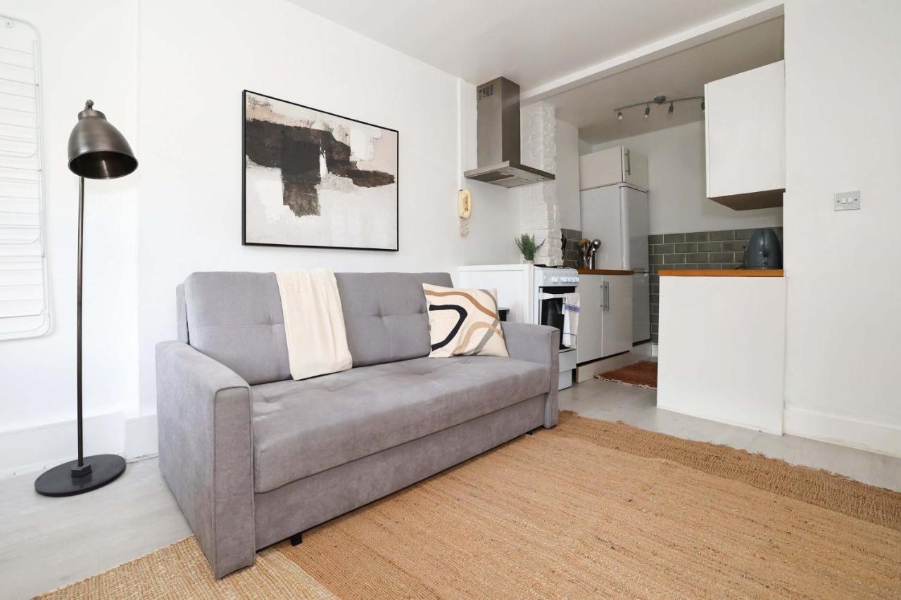 W London Apt For 4. Open Plan Kitchen/Living Room Экстерьер фото
